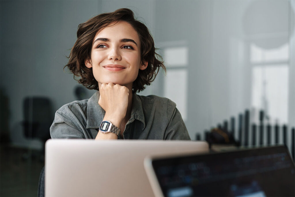 jeune femme qui navigue sur internet avec son adresse ip