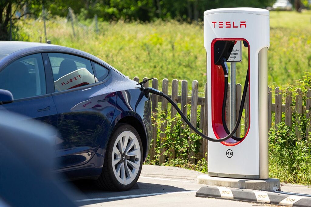 Tesla supercharger V4