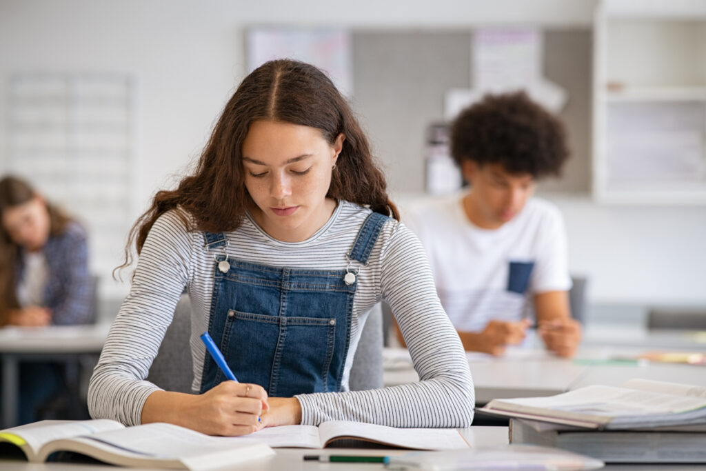 une étudiante en cours en train de prendre des notes