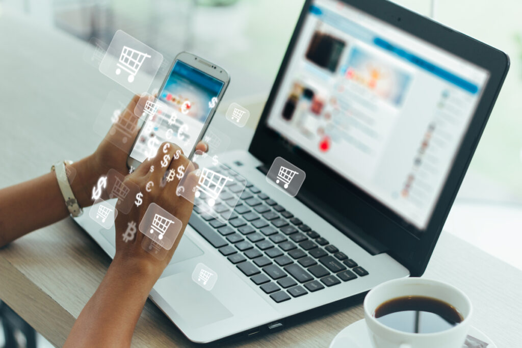 Personne regardant les statistiques de son site e-commerce sur son smartphone
