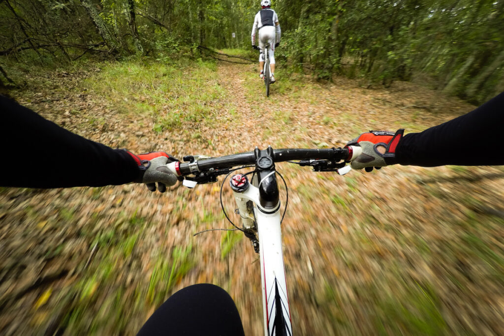 Point de vue à la première personne d'un sportif en VTT dans la nature