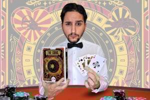 avis the gang : un croupier tient la boîte du jeu