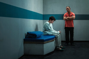 Adolescence série - Un père parle à son fils en cellule