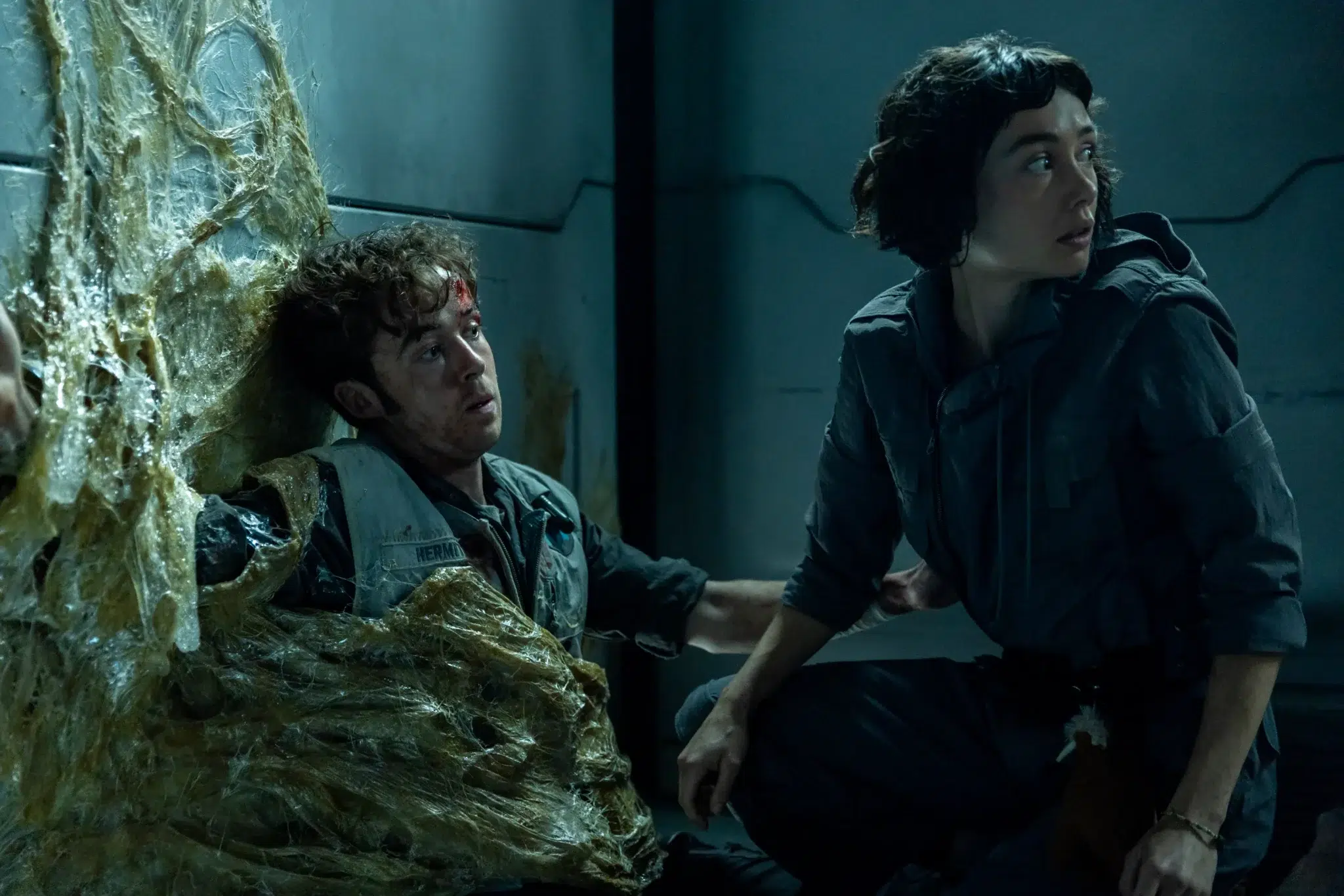 alien earth : joe est pris dans un filet xénomorphe